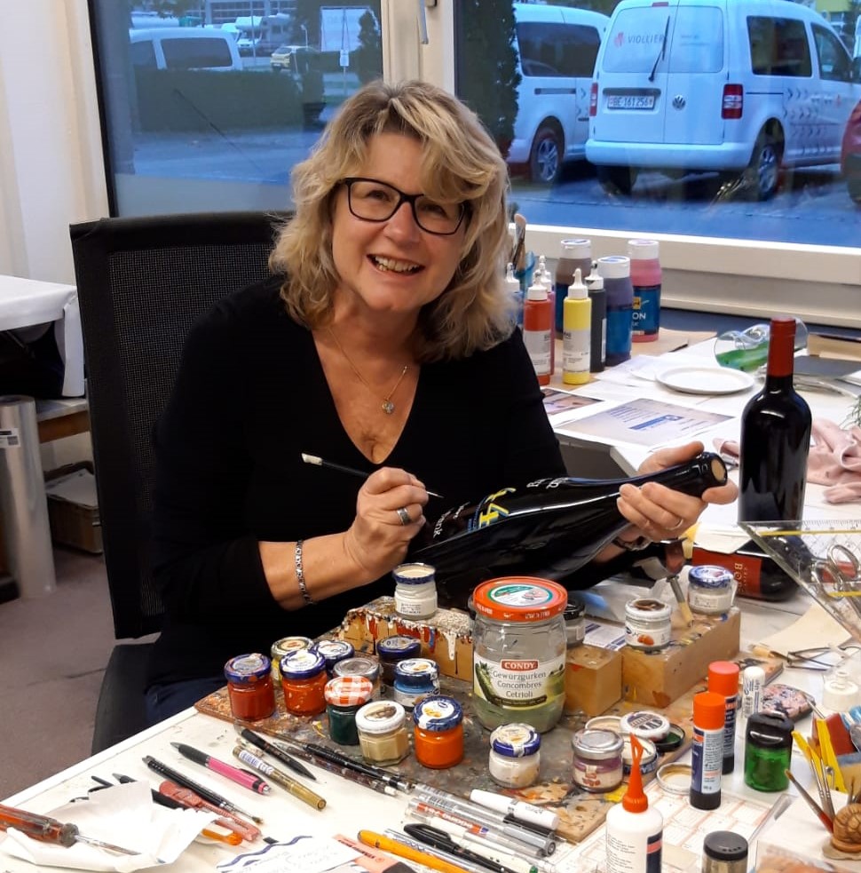 Vreni Aebischer Glütschbachstrasse 61 Uetendorf Dekorative Malerei Geschenkidee Handbemalte Weinflaschen